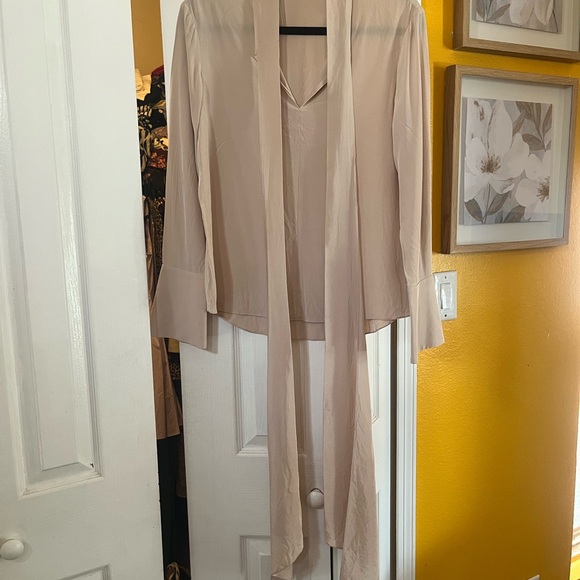 Lilysilk blouse with Scarf Tie - Picture 2 of 6